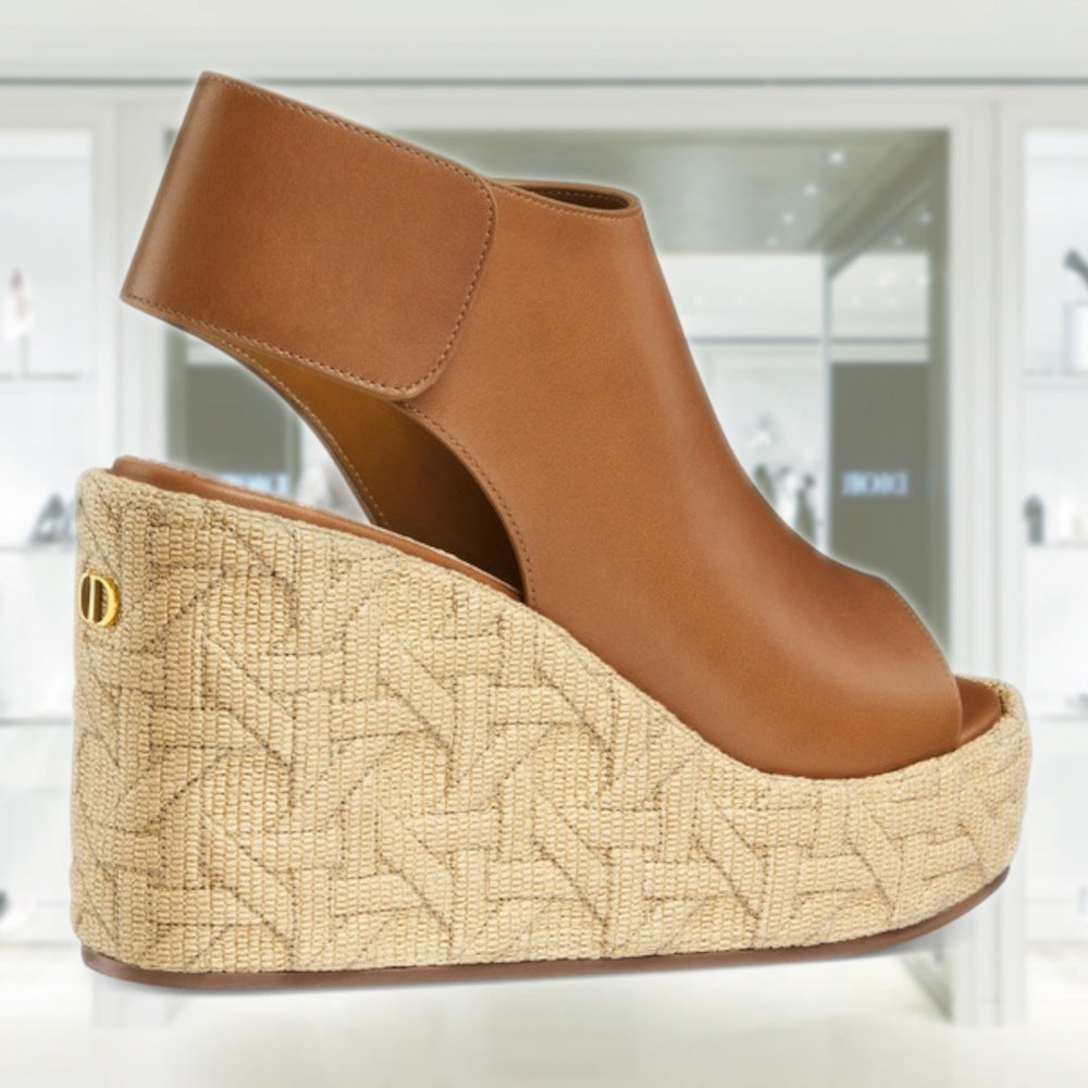 【人気の厚底でstyle up！】DIOR Attitude ウェッジスライド Attitude Dior Wedge Sandal Black Calfskin | DIOR
