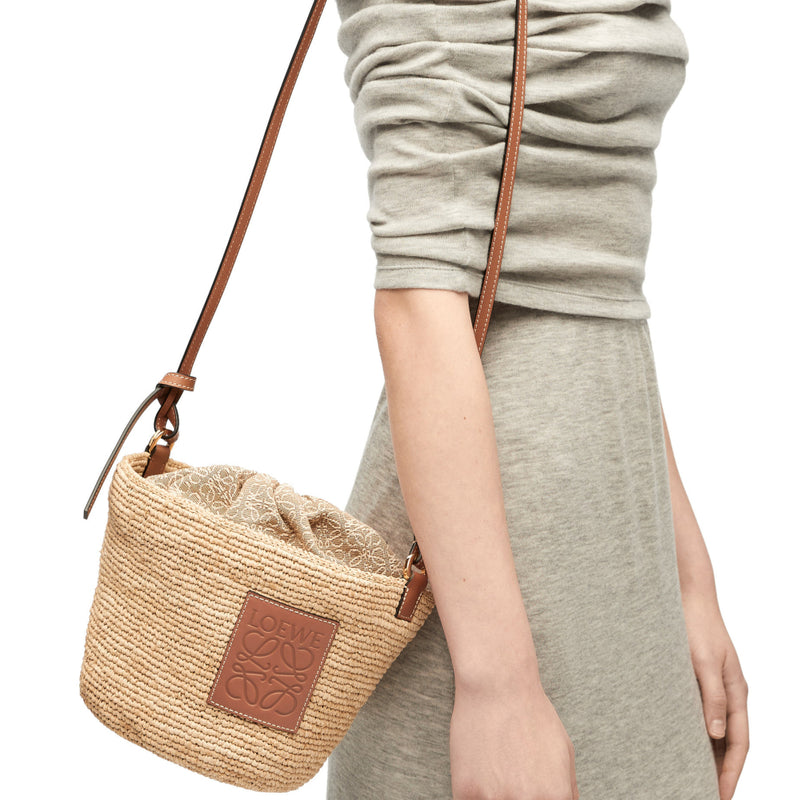 Pochette bag in raffia and calfskin