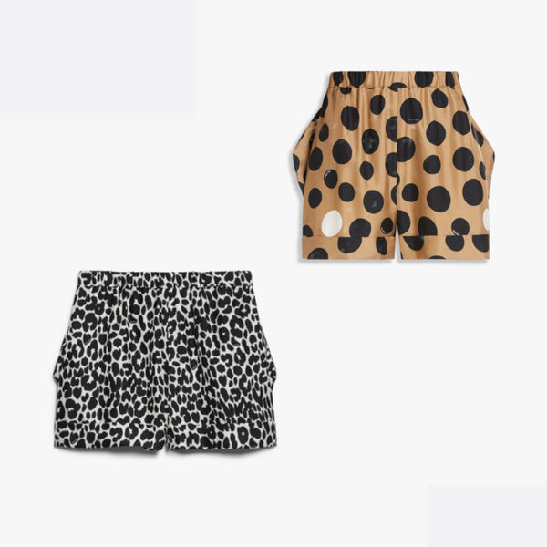 Relaxed-fit shorts made of exquisite printed pure silk twill, with elasticated waist and stitched turn-up at the hem. The garment features a carefully cut construction with pockets inserted into the sides which give volume to the silhouette.