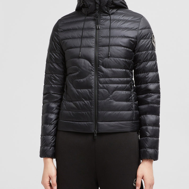 XIAOBAI HOODED SNAKE-QUILTED SHORT DOWN JACKET