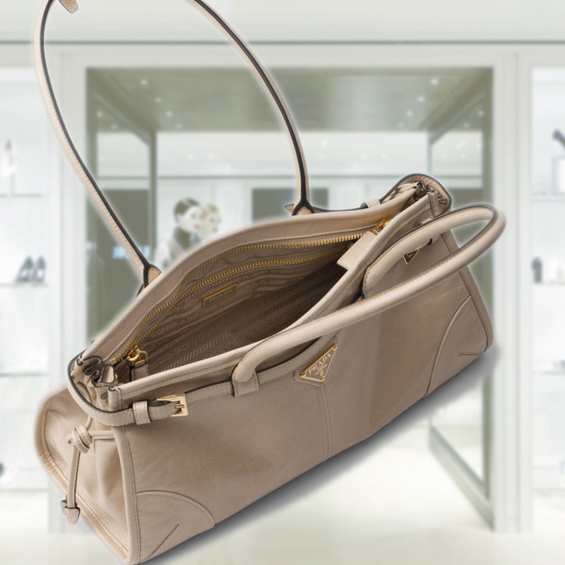 Medium leather handbag
