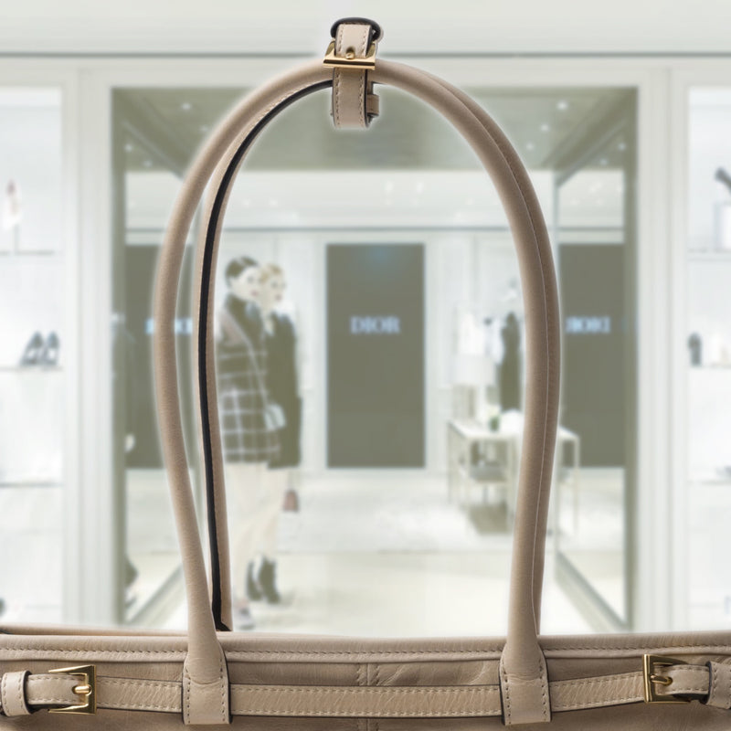 Medium leather handbag