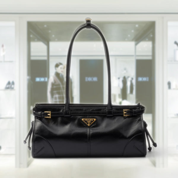 Medium leather handbag