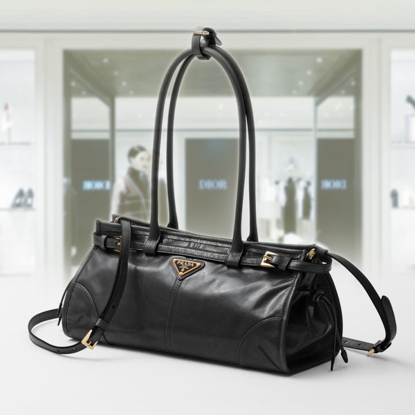 Medium leather handbag