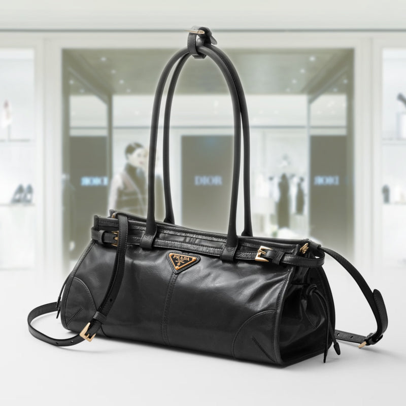 Medium leather handbag