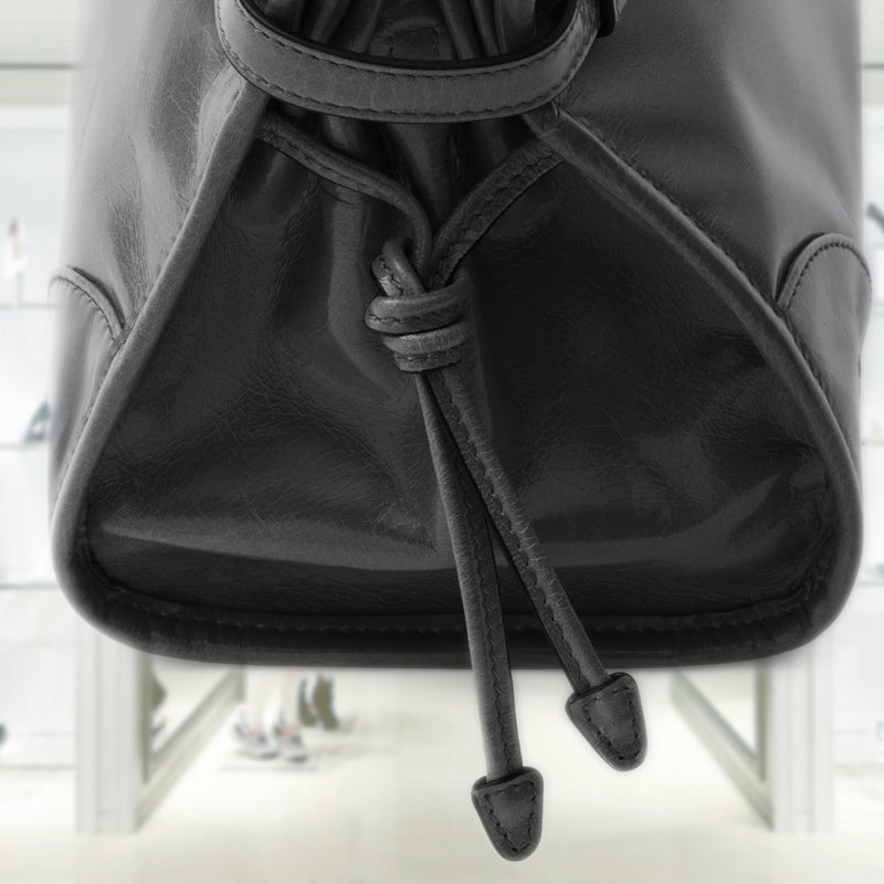 Medium leather handbag