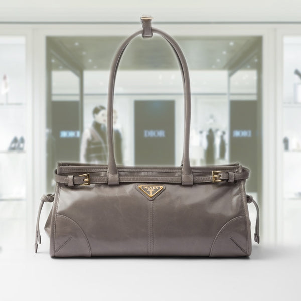 Medium leather handbag