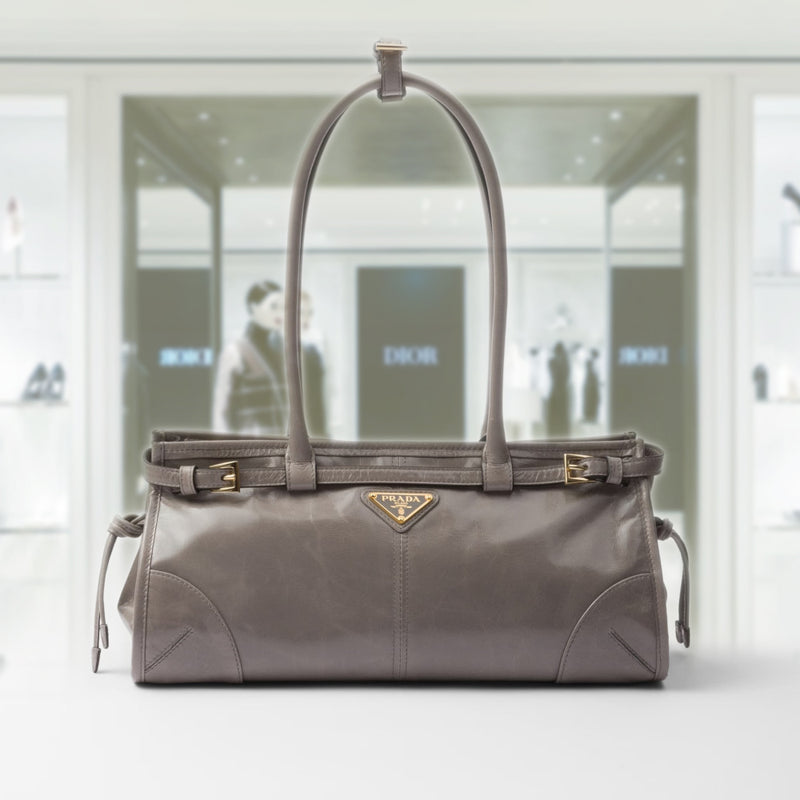 Medium leather handbag