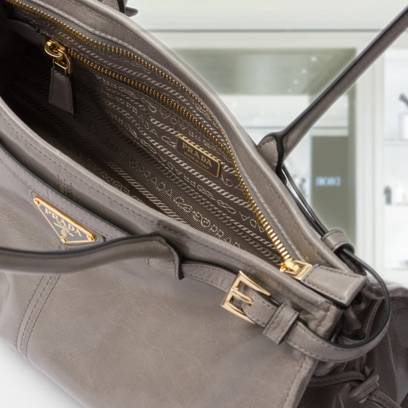 Medium leather handbag