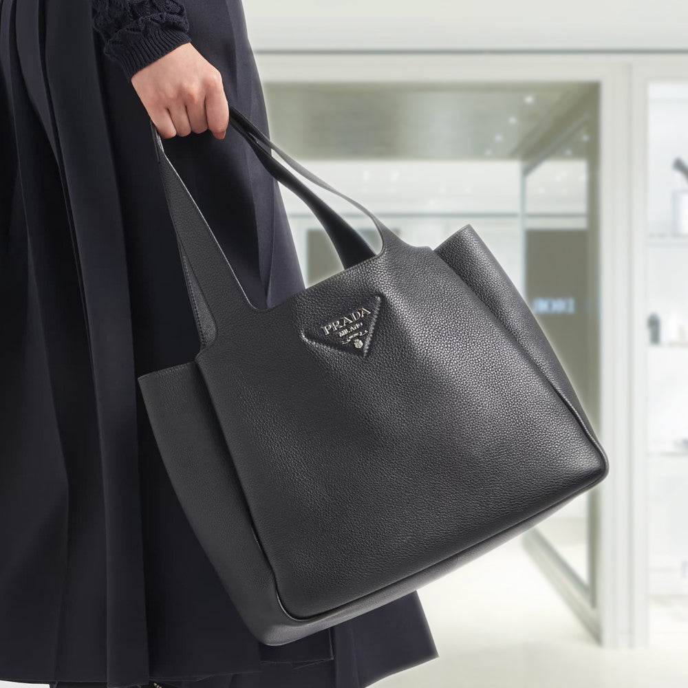 プラダ」がGWに向けた新作を発売！ 多彩なラフィアバッグや世界