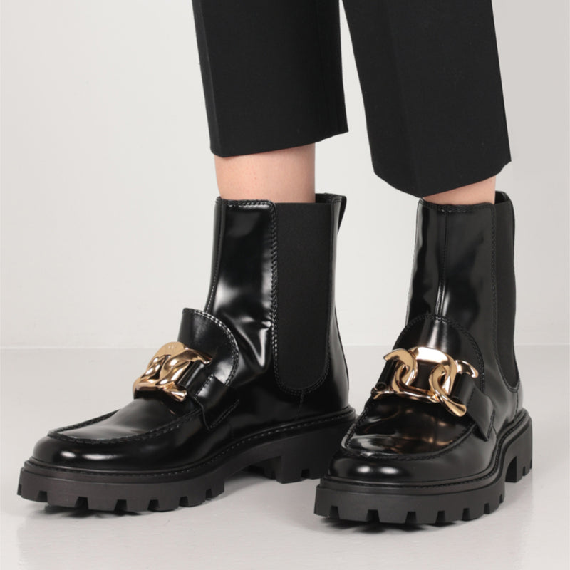 CHAIN-DETAILED SHINY LEATHER CHELSEA BOOTS